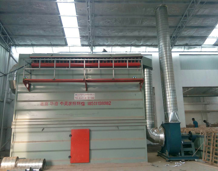 我公司為家具廠設(shè)計(jì)、制作的<strong>大型脈沖袋式除塵器</strong>