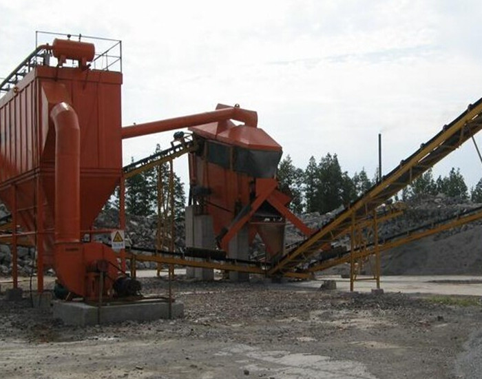 我公司為山西某礦業(yè)有限公司設(shè)計(jì)、制作、安裝的<strong>布袋除塵器</strong>